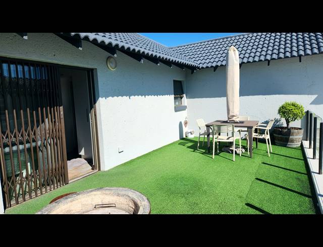 2 BEDROOM TOWNHOUSE FOR SALE IN DIAZ BEACH